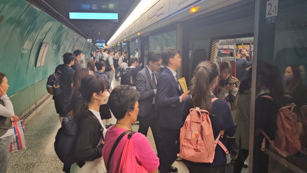 下午3時15分鰂魚涌站附近路段積水經處理後，將軍澳綫列車服務逐步恢復正常。徐裕民攝