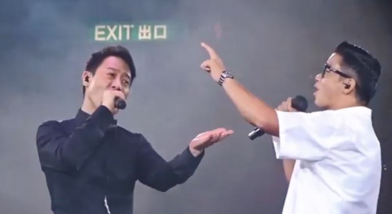 兩人唱出期限間定嘅《夏日傾情》+《蒙著嘴說愛你》。