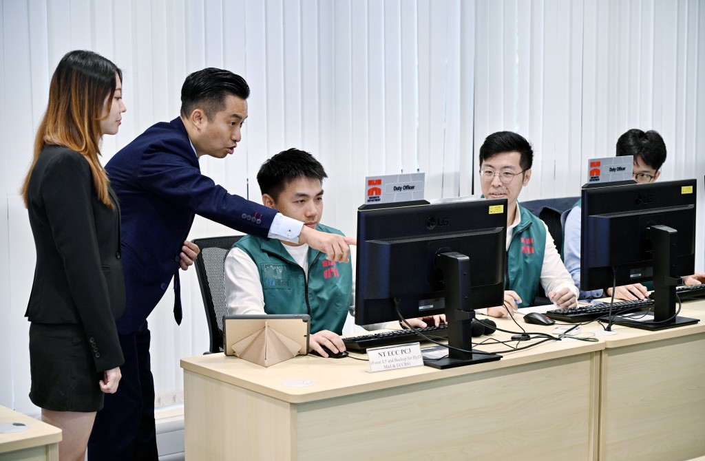 今年路政署市區及新界緊急控制中心一共啟動了12次。 今年路政署市區及新界緊急控制中心一共啟動了12次。