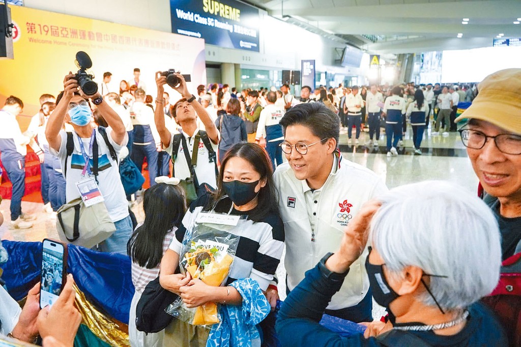 霍啟剛走近圍欄,不少市民要求合照。