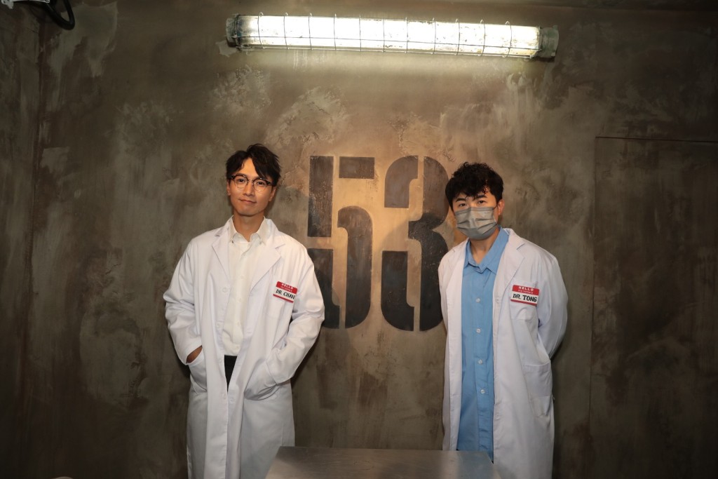 專輯記者會,Jason搵來當奴幫手主持,他更穿上醫生袍配合。