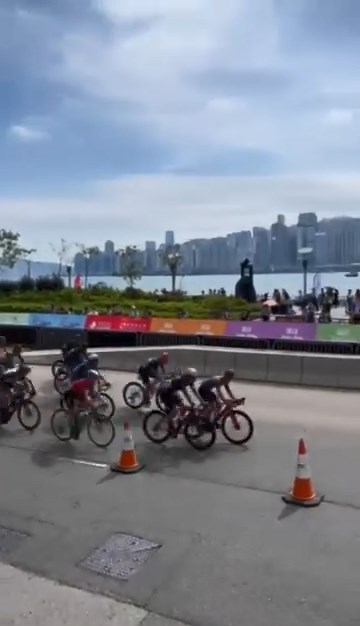 事發於今日（22日）上午11時許，當時正進行環粵港澳大灣區城市單車挑戰賽（香港站）男子公路組賽事。網上片段截圖
