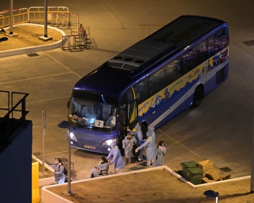 政府早前亦有派專機接載滯留湖北港人,他們乘坐旅遊巴士抵火炭駿洋邨。資料圖片