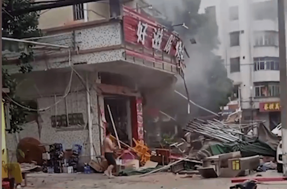 广东歇业烧烤店发生爆炸，现场一片狼藉。
