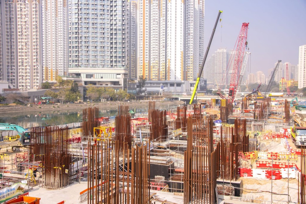 原有屯門游泳池拆卸後，可釋出土地全面進行第16 區站建造工程。