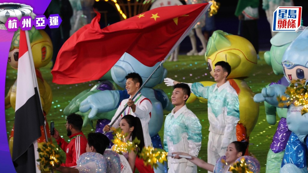 杭州亚运会闭幕式中国体育代表团旗手由中国田径队员谢震业担任。星岛记者摄
