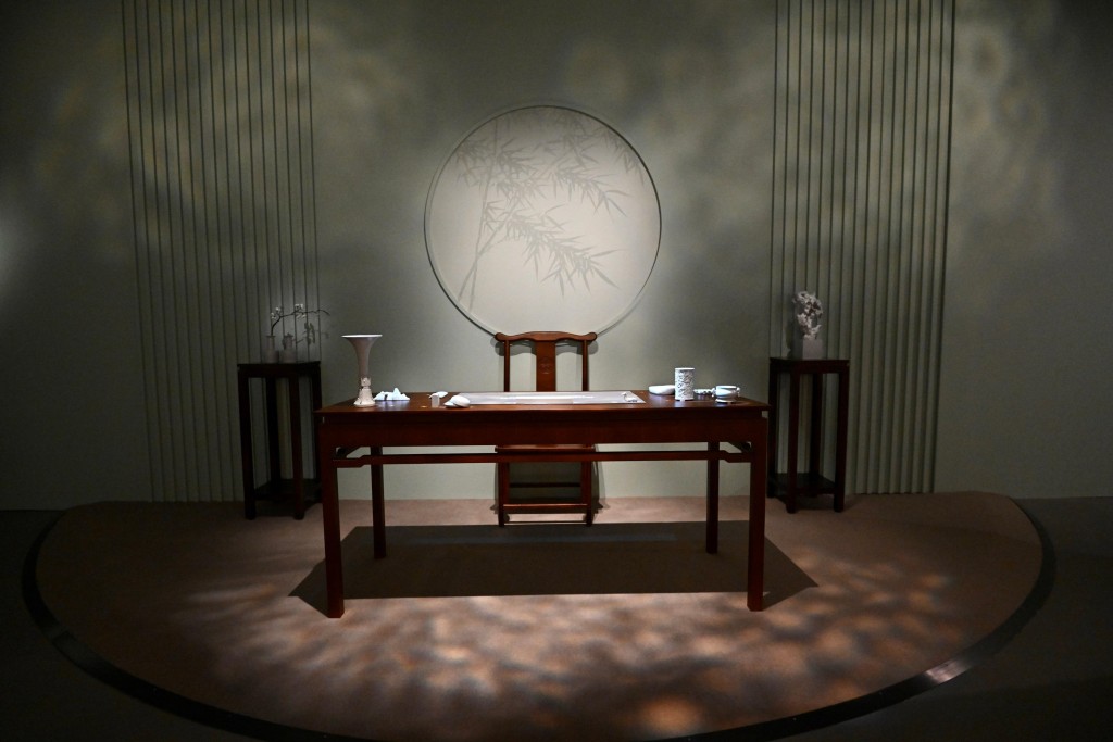 好物有型──香港藝術館藏精品展：圖為「清雅脫俗」展區內的互動裝置