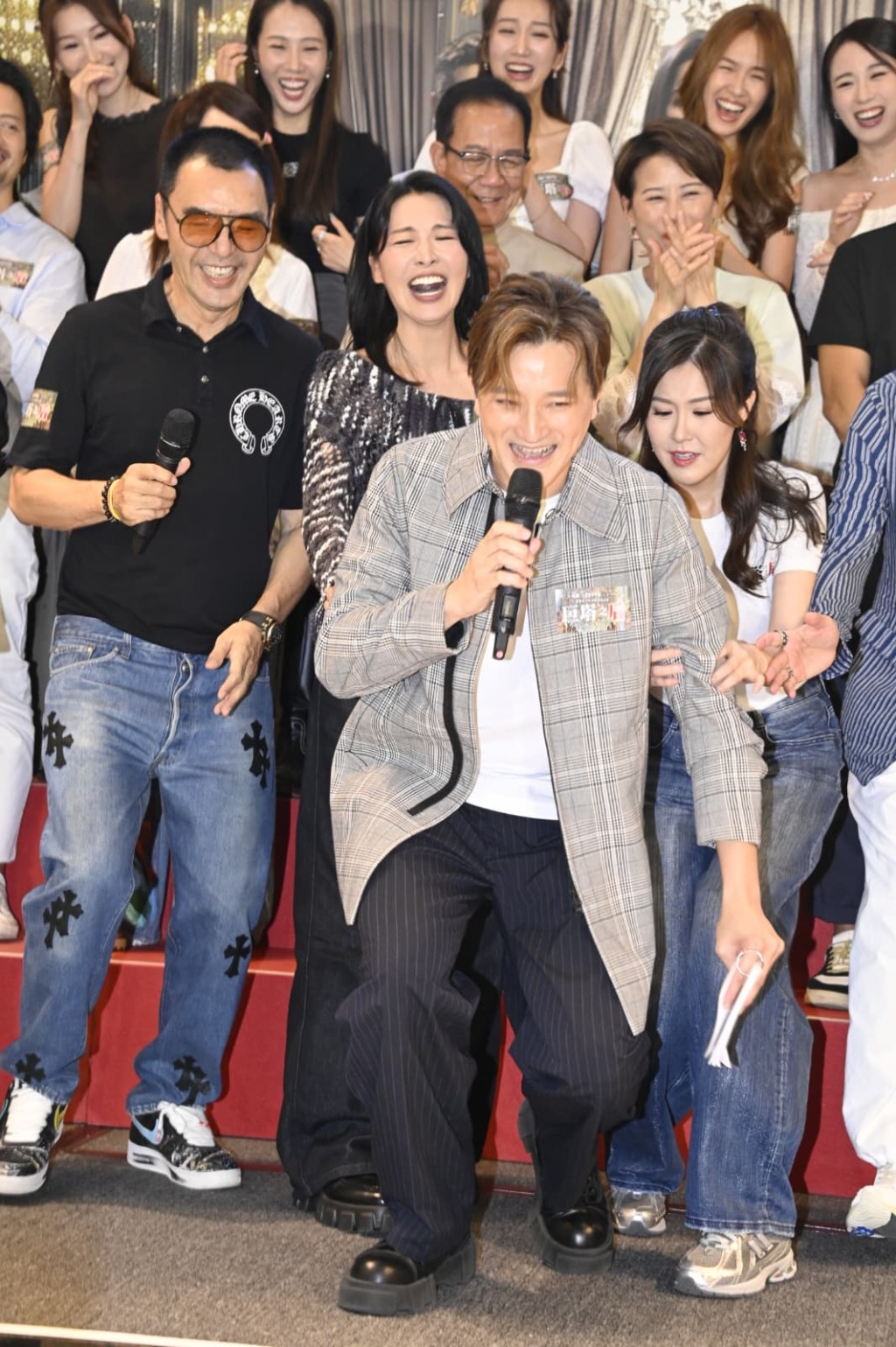 司儀許文軒把《巨塔之后》說成《白色巨塔》，即引來成班演員起哄扮打他。