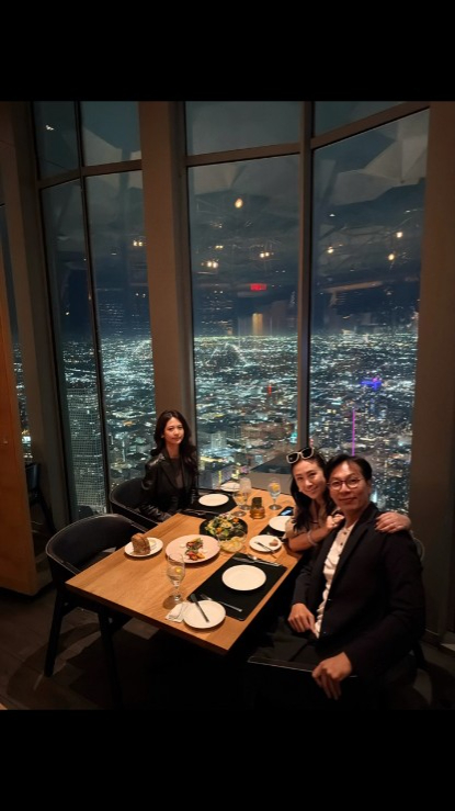 劉蒔與父母在高空夜景餐廳慶生,一家三口同框溫馨又幸福。 劉蒔與父母在高空夜景餐廳慶生,一家三口同框溫馨又幸福。