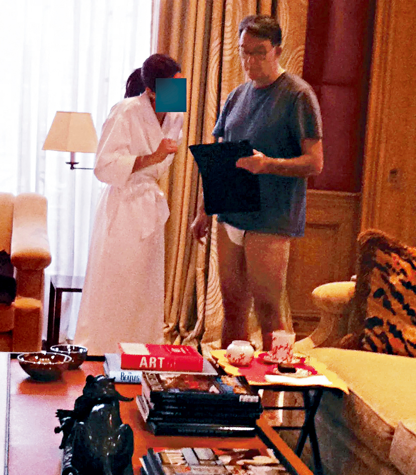 文德森僅穿T恤和內褲與一名穿浴袍的女子交談。