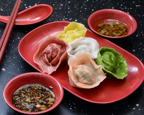 五色餃子,每份售價為40元。