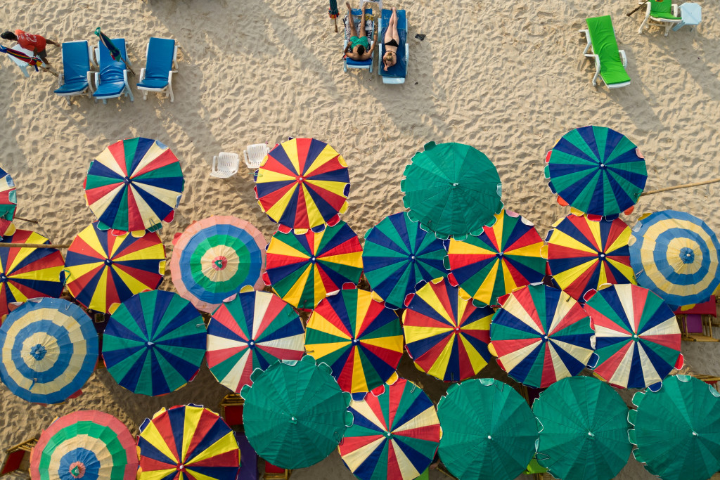 泰國布吉島一個沙灘上的餐廳開着五彩繽紛的傘招待旅客。 路透社