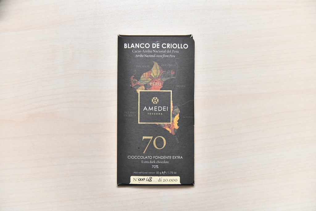 Amedei Blanco De Criollo Extra Dark Chocolate 70%，每包售160元，平均每10克零售價達32元。由於在重金屬含量方面得分較低，總評只得2分。同時，該產品檢出的重金屬鎘含量達每公斤0.937毫克，超出歐盟規定的上限（每公斤0.8毫克）。（陳極彰攝）