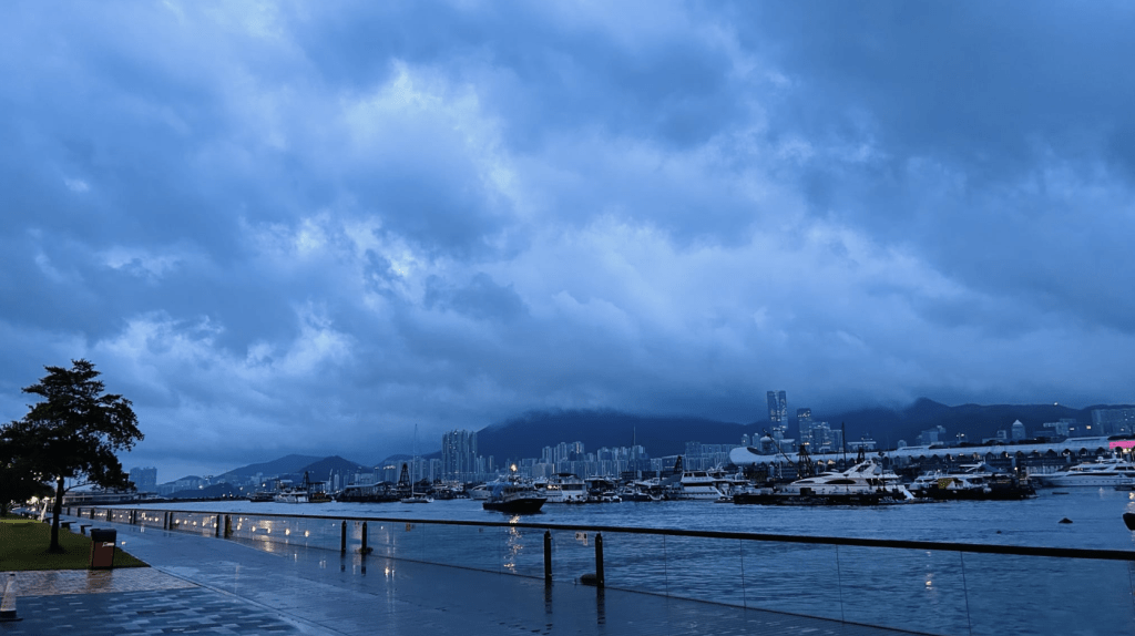 本港地区今日大致多云，间中有骤雨及几阵狂风雷暴。蔡楚辉摄