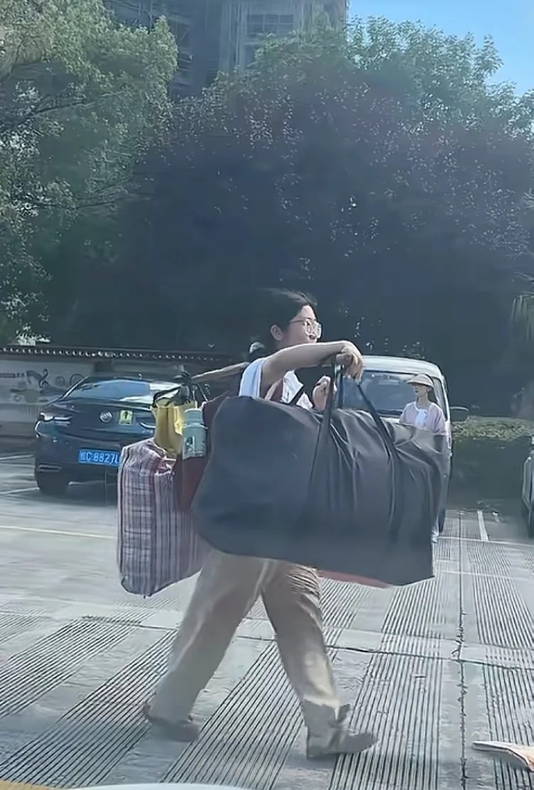 扁擔女孩劉燕搬行李回家的形象,在網上爆紅。網圖 扁擔女孩劉燕搬行李回家的形象,在網上爆紅。網圖