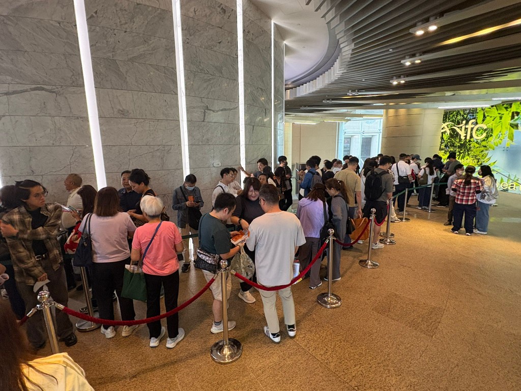 多组准买家早于开售时间前到场，待发展商人员指示，分批前往售楼处所在楼层。