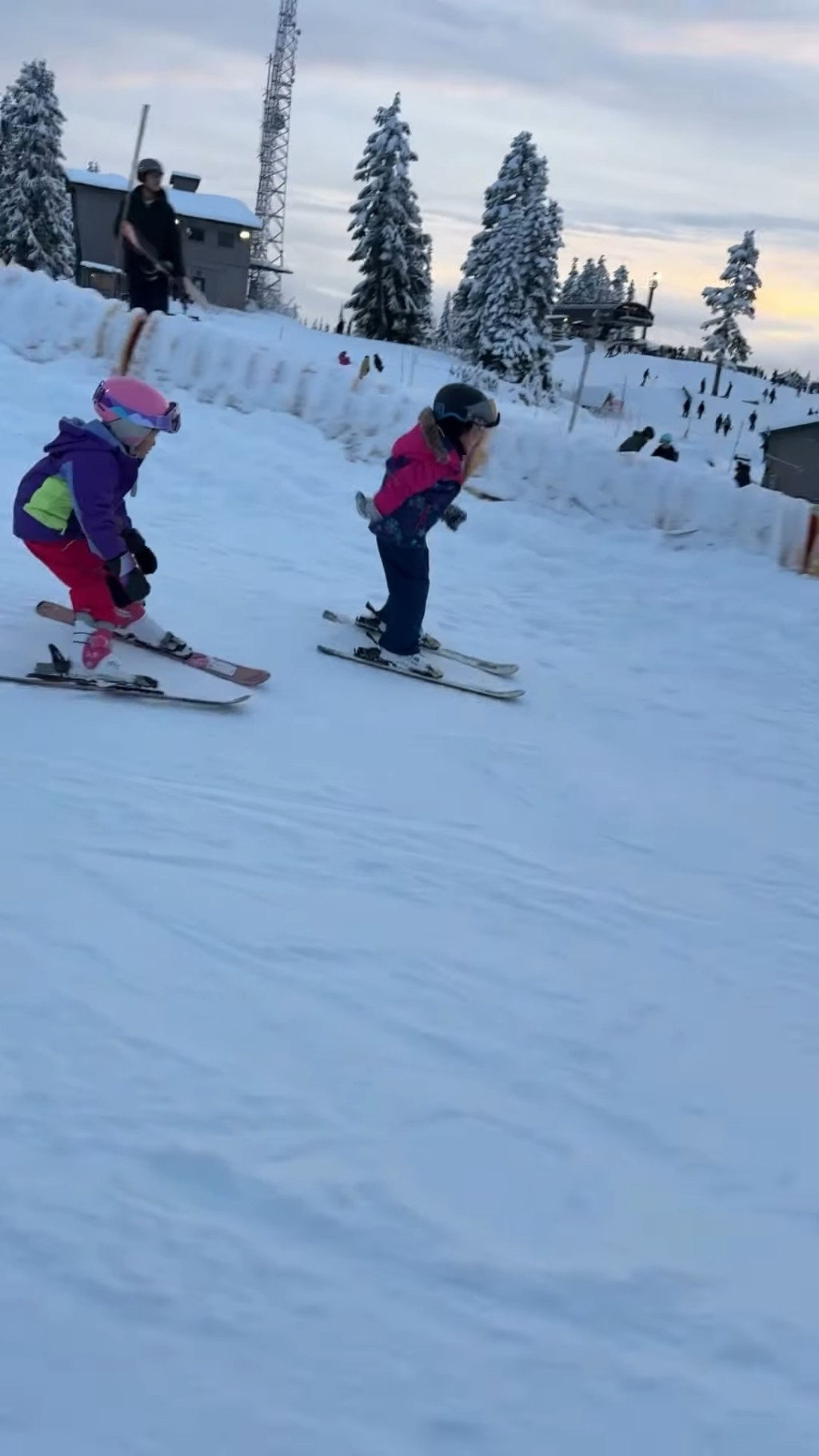 小朋友是滑雪高手。