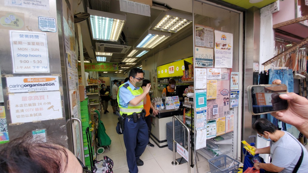 警員重返現場調查，到附近商鋪翻查CCTV片段。劉漢權攝