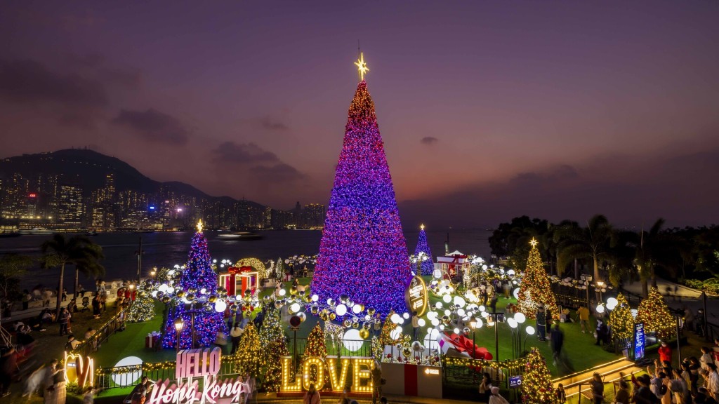 西九文化区的巨型圣诞树亮灯了。