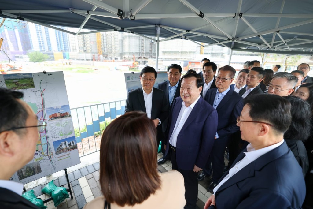 夏寶龍到訪古洞北新發展區,考察當區房屋、交通、政府辦公大樓及其他配套設施的建設進度。 夏寶龍到訪古洞北新發展區,考察當區房屋、交通、政府辦公大樓及其他配套設施的建設進度。