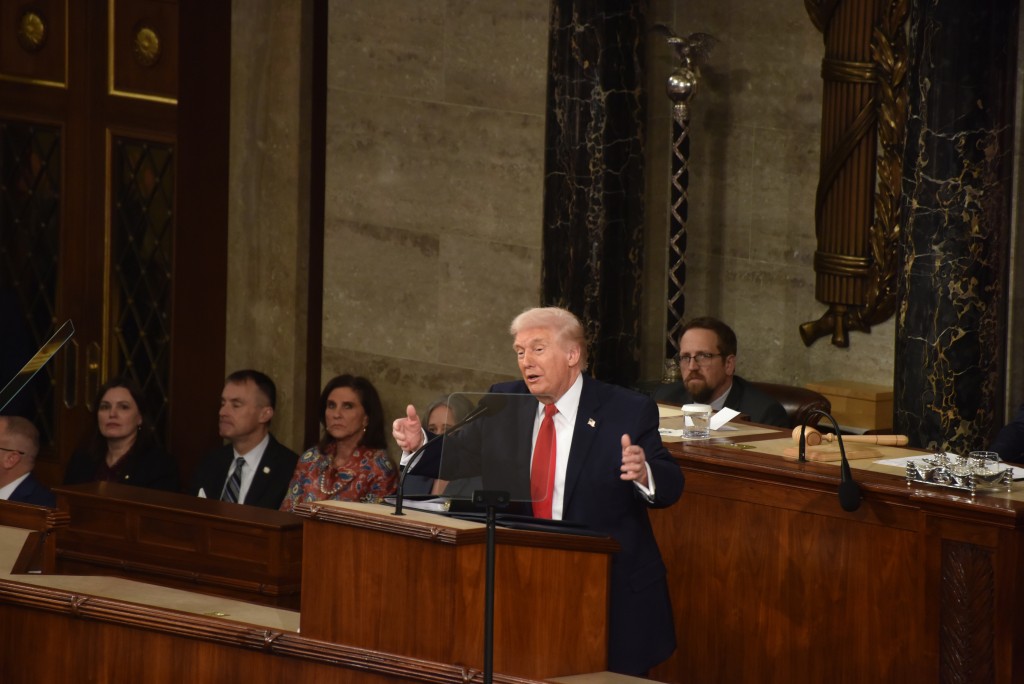 世界政局是美國領銜攪局，看新聞報道，特朗普接受媒體訪問，竟面不紅耳不赤地說出，最近伊朗受以軍空中飛彈轟炸，其中一間學校死傷數百人，是由伊朗自己誤炸所成。（中新社）