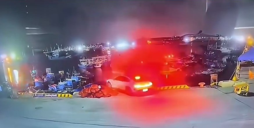 網傳影片拍下車輛墮海經過。微博@百姓關注 網傳影片拍下車輛墮海經過。微博@百姓關注