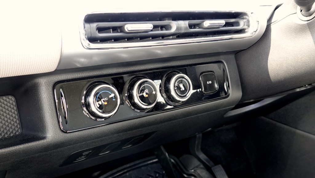五菱Air EV電動小車採用旋鈕式冷氣調控掣。