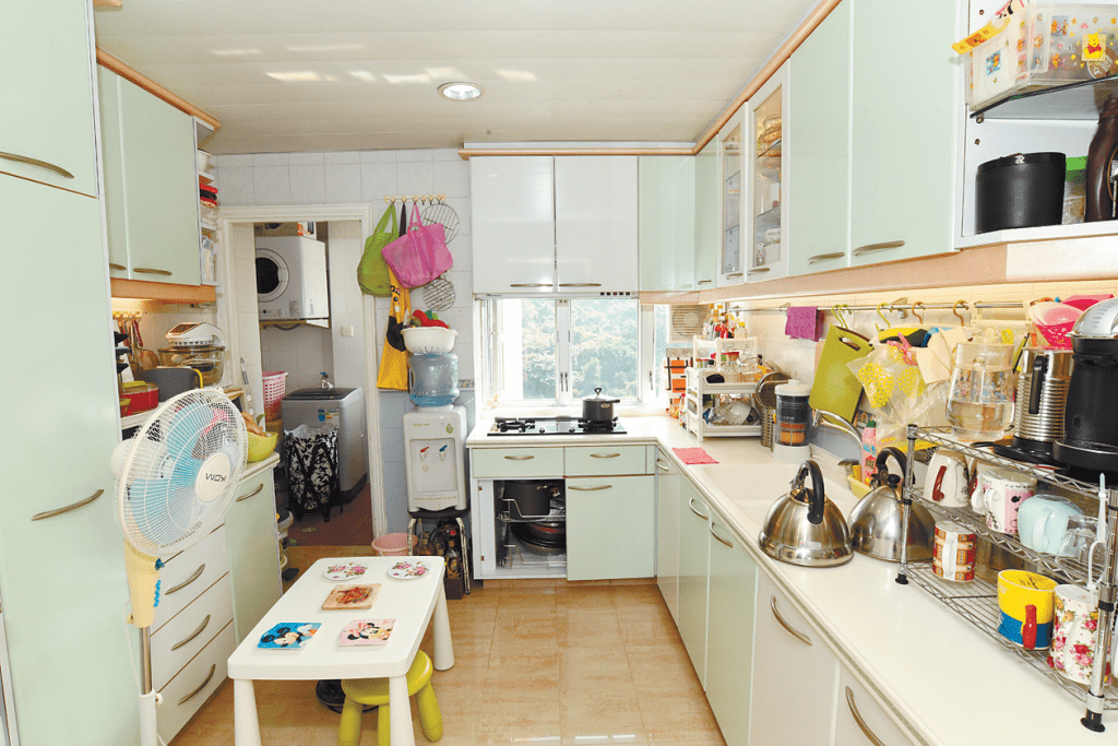 廚房已設有基本且簇新煮食設備，戶主可免卻翻新費用。