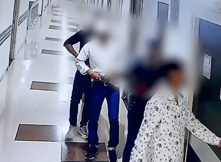 五人从衣服下抽出配备消音器的手枪，然后进入病房。