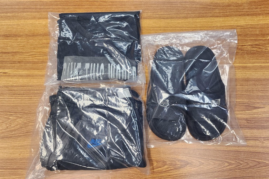 警方在被捕人住所檢獲犯案時衣物。 警方在被捕人住所檢獲犯案時衣物。