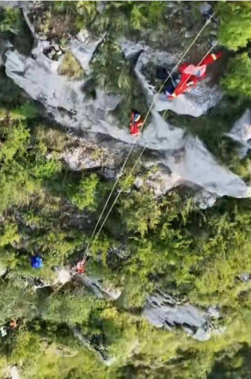 山西大命女堕百米悬崖，奇蹟“摄”入离地40米岩缝获救。山西蓝天救援队