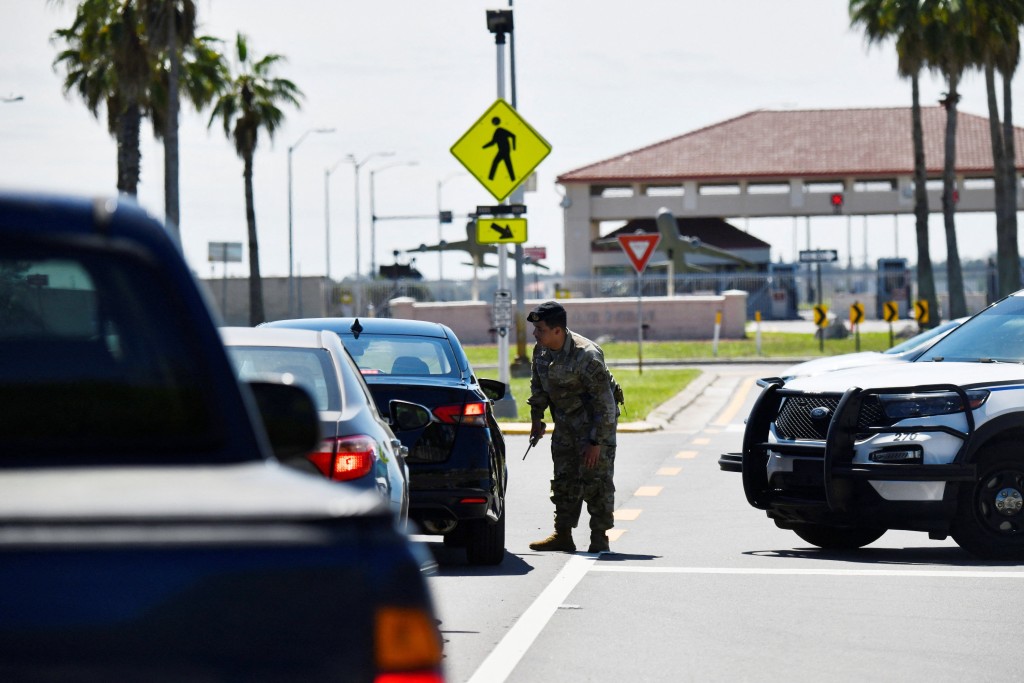 军警截查车辆。路透社