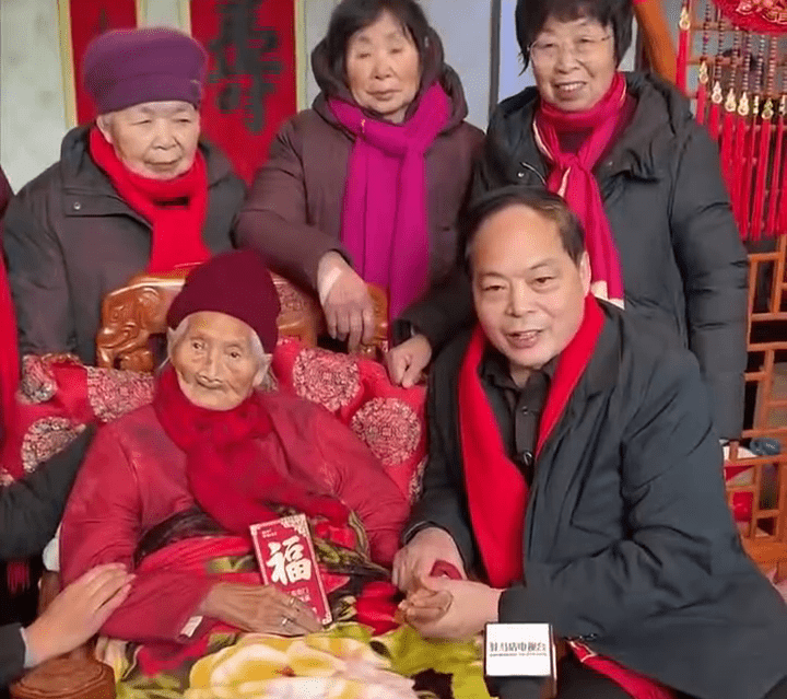 河南104歲人瑞近百子孫磕頭拜年，場面溫馨感人。
