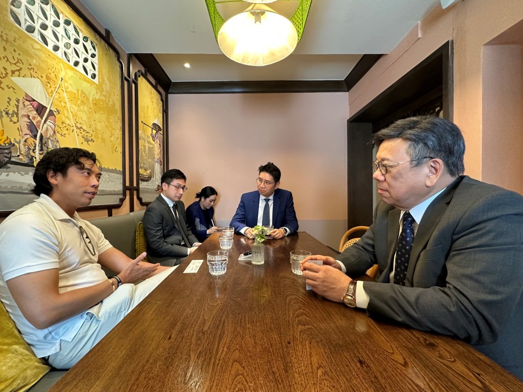 丘应桦（右一）今日泰国曼谷与iberry集团主席Rojanin Arthayukti（左一）会面，介绍香港的最新发展及招商引资措施。政府新闻处