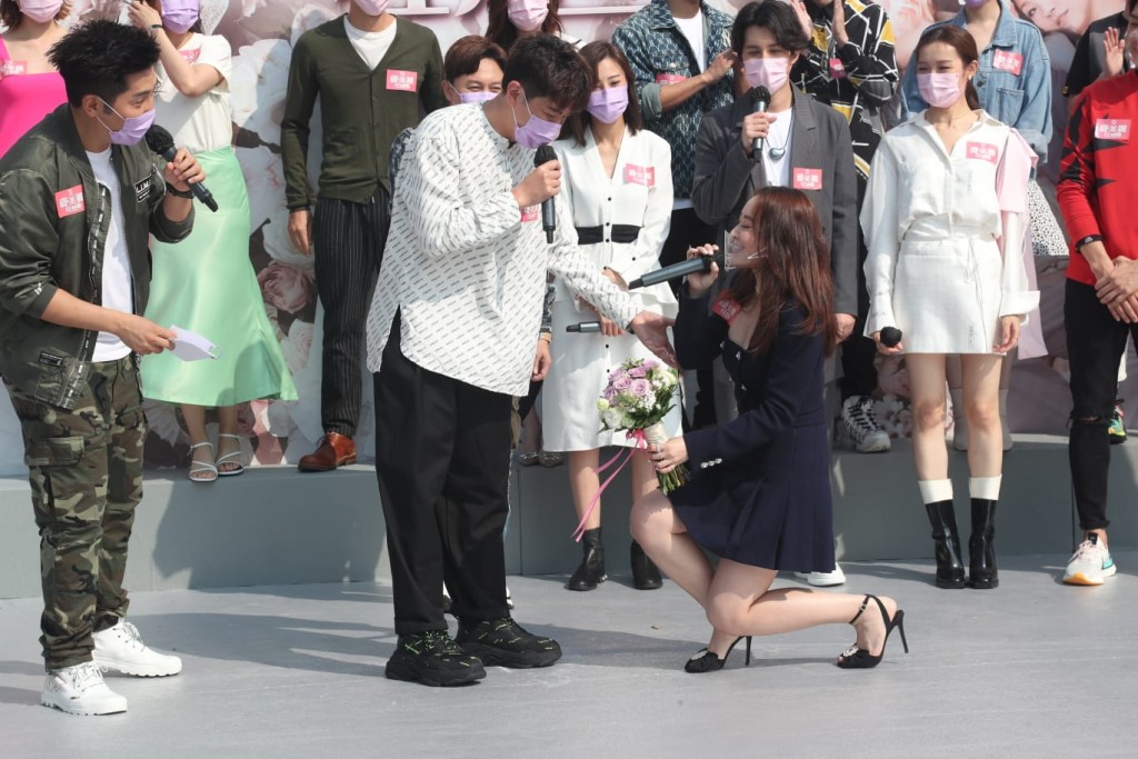 女神跪阿蕭。