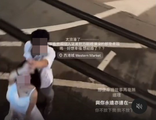 但理智的網民卻擔心兩人隨時有變肉醬之 嫌,更加炮轟犯下4宗罪——「擾亂交通 !危險行為!罔顧他人!自私!」。Threads截圖 但理智的網民卻擔心兩人隨時有變肉醬之 嫌,更加炮轟犯下4宗罪——「擾亂交通 !危險行為!罔顧他人!自私!」。Threads截圖