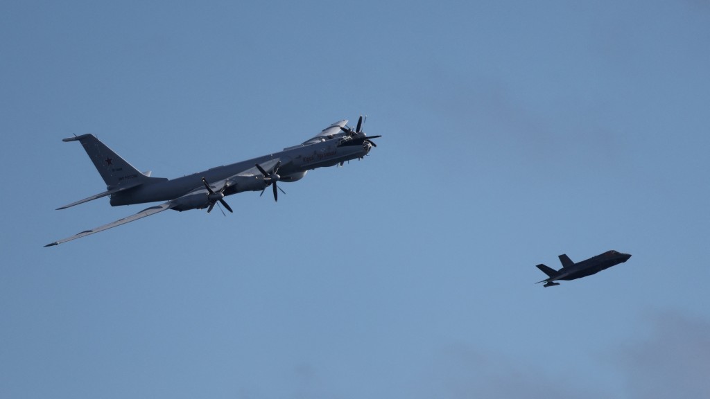 英軍F-35B追截放聲吶浮標的俄軍機。 路透社 英軍F-35B追截放聲吶浮標的俄軍機。 路透社