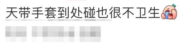 影片發佈後,不少網民紛紛留言指唐詩詠的舉動似乎有欠衛生。 影片發佈後,不少網民紛紛留言指唐詩詠的舉動似乎有欠衛生。