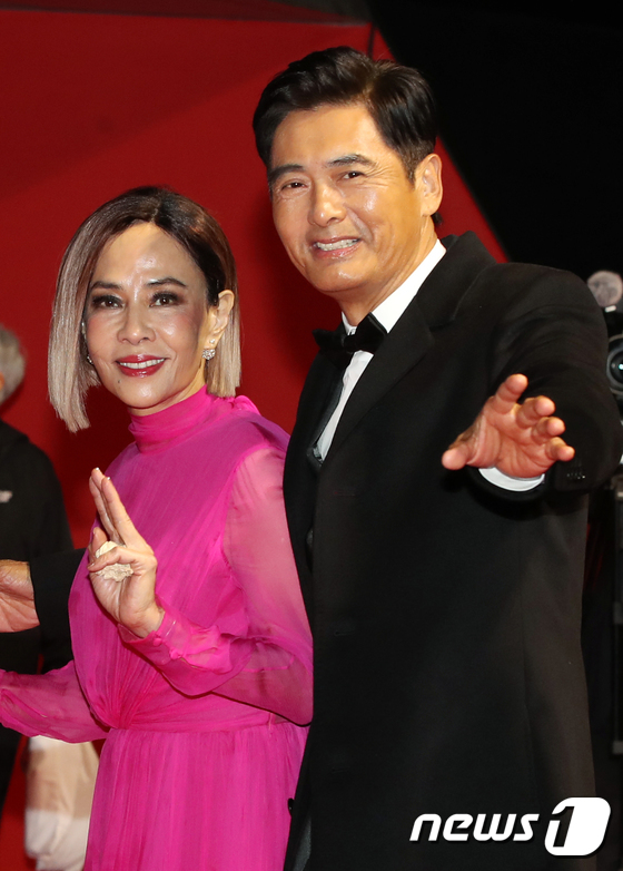 周潤發與太太陳薈蓮今日出席「第28屆釜山電影節」開幕儀式。