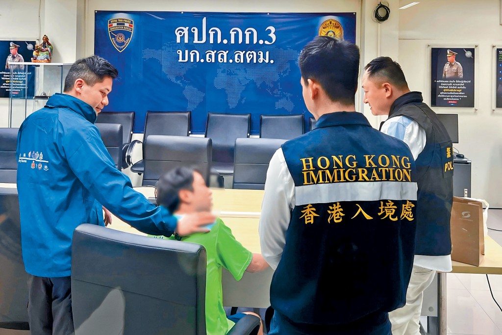 一名在緬甸被禁錮從事非法工作的港人日前獲救及安全抵達泰國，並將於明日與保安局專責小組成員一同返港。圖為專責小組成員與獲救港人（綠衫）日前在曼谷的拘留中心見面。