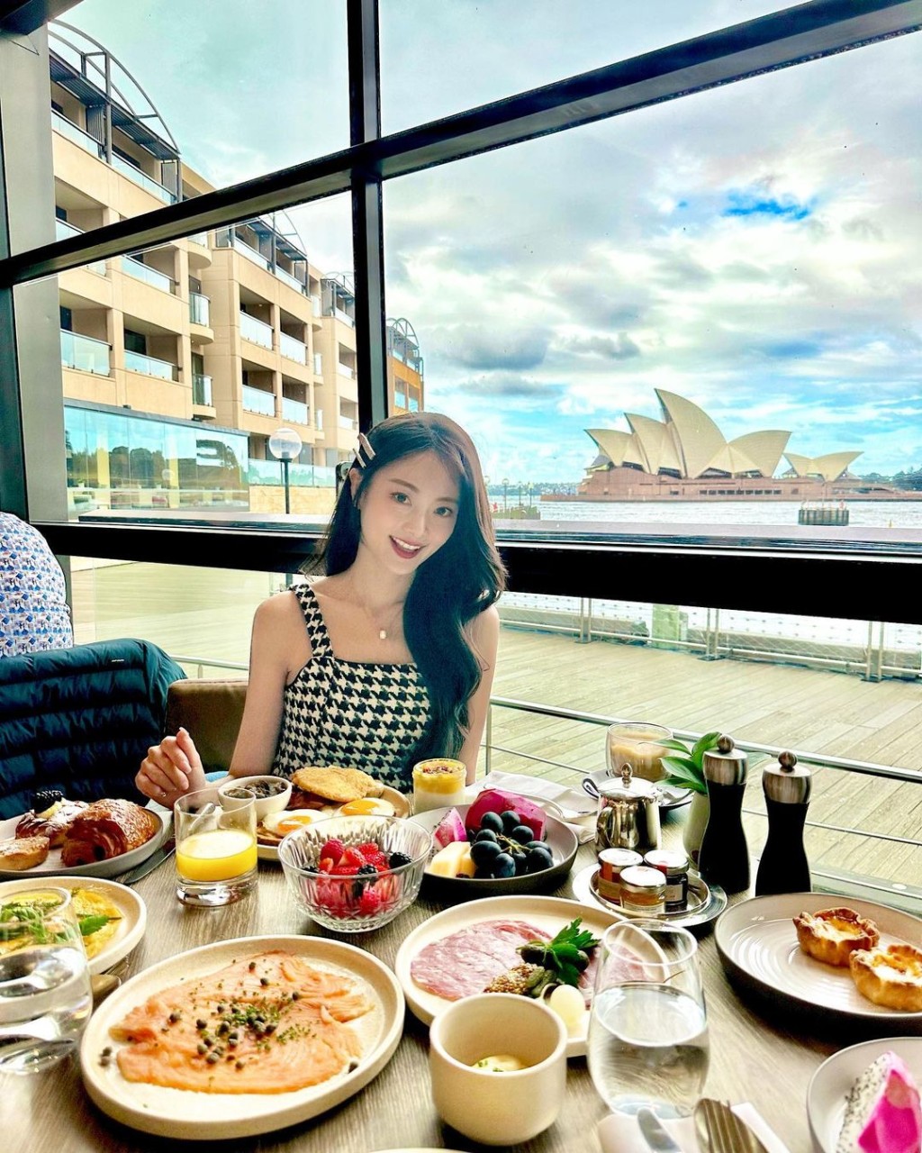 王卓淇早前贴出在澳洲悉尼食早餐的照片。