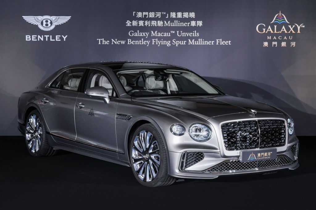港澳酒店打造最豪貴賓車隊:專屬Flying Spur Mulliner採用獨特Pale Brodgar車身塗裝,車門並加入手繪Galaxy Macau標誌和設有迎賓投射燈。 港澳酒店打造最豪貴賓車隊:專屬Flying Spur Mulliner採用獨特Pale Brodgar車身塗裝,車門並加入手繪Galaxy Macau標誌和設有迎賓投射燈。