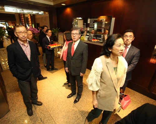 羅嘉瑞、羅康瑞及羅鷹瑞與家人同往沙田麗豪酒店與母親慶祝生日