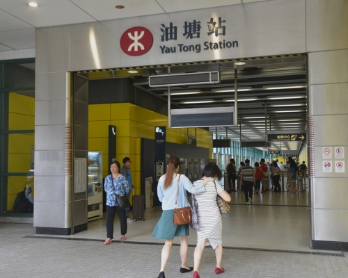 港鐵油塘站附近信號故障。資料圖片