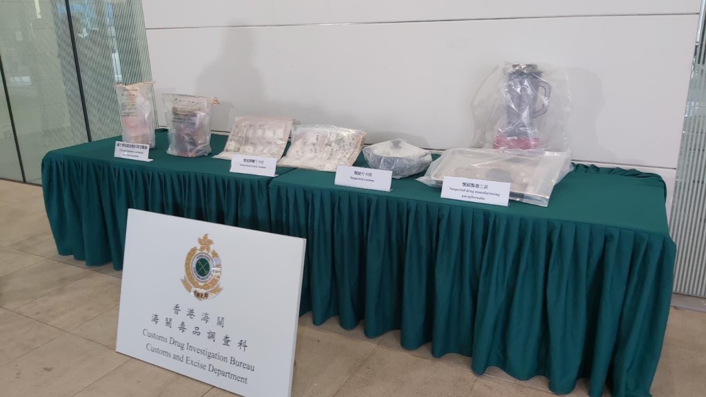 海關檢獲共約11.4公斤懷疑毒品,估計市值共約660萬元。 海關檢獲共約11.4公斤懷疑毒品,估計市值共約660萬元。