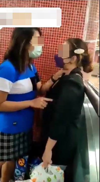 叉頸喪罵,旁若無人。