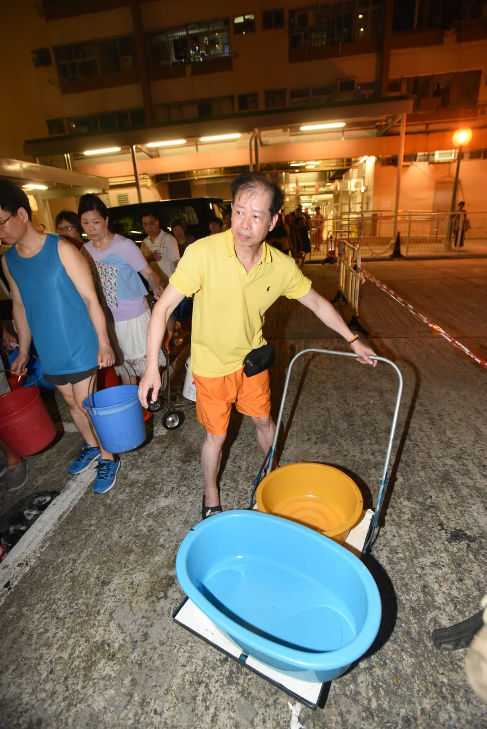 排頭位梁先生。