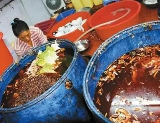 內地過去不時也發現有食肆造「口水油」。