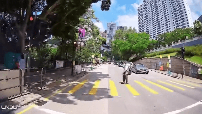 現場為淺水灣泳灘巴士站對出行人過路處。FB:香港單車資訊網 HKCI 現場為淺水灣泳灘巴士站對出行人過路處。FB:香港單車資訊網 HKCI