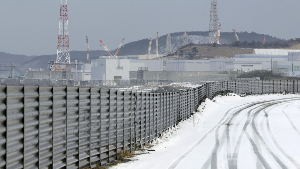 日本受入冬以來最強寒流侵襲，多地受暴雪吹襲。圖為新潟縣的全球最大核電廠柏崎刈羽核電站。路透社